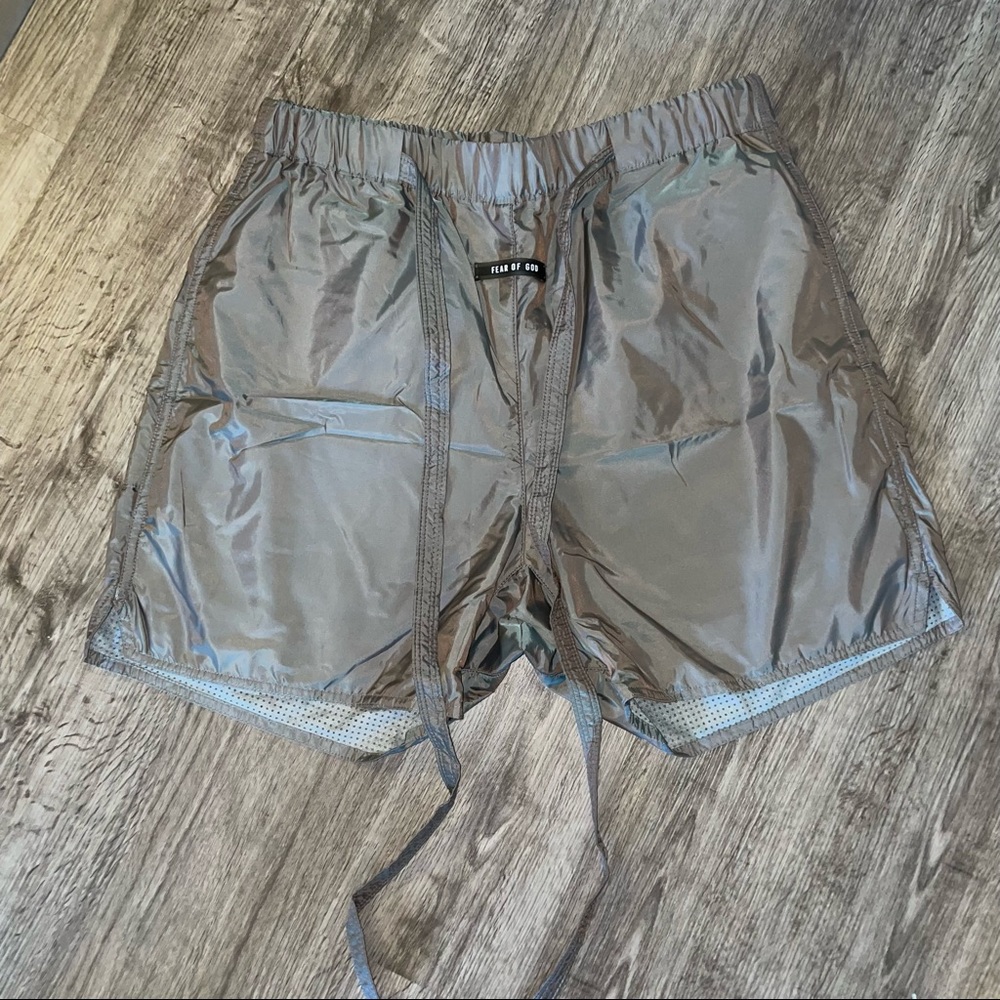 FEAR OF GOD MILITARY TRAINING SHORTS IRIDESCENT GREY size medium